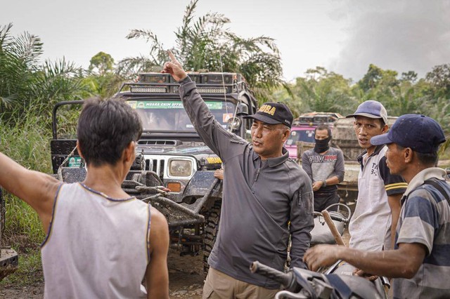 Pj Bupati Muba, Apriyadi Mahmud, saat menyambangi sejumlah warga yang tinggal di daerah pelosok. (ist)