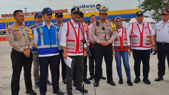 Menhub Budi Karya Sumadi di Gerbang Tol Kalikangkung, Sabtu (30/12/2023). Foto: Dok. Istimewa