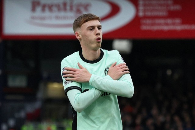 Pemain Chelsea Cole Palmer berselebrasi usai mencetak gol pertama mereka saat hadapi Luton Town di Kenilworth Road, Luton, Inggris, Sabtu (30/12/2023). Foto:  Ian Walton /REUTERS