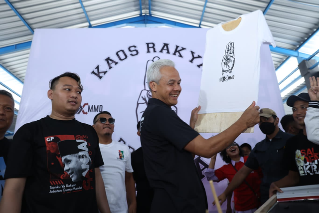 Capres nomor urut 3 Ganjar Pranowo menghadiri peluncuran gerakan menyablon kaus gratis oleh Sekretariat Bersama (Sekber) Relawan Ganjar-Mahfud di Jalan Adi Sucipto, Colomadu, Karanganyar, Sabtu (30/12/2023). Foto: Dok. Istimewa