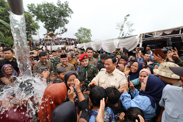 Menteri Pertahanan Prabowo Subianto bermain air bersama anak-anak saat peresmian dan penyerahan proyek bantuan air bersih di Karanganyar, Jampang Kulon, Kabupaten Sukabumi, Jawa Barat, Sabtu (30/12/2023). Foto: Dok. Istimewa