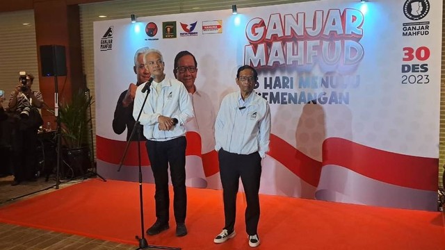 Paslon nomor urut 03 Ganjar Pranowo-Mahfud MD menghadiri konsolidasi TPN di Djakarta Theatre, Jakarta Pusat, Sabtu (30/12/2023). Foto: Annisa Thahira Madina/kumparan