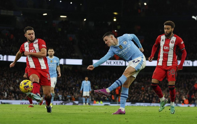 Phil Foden beraksi (tengah) saat Manchester City vs Sheffield United dalam laga lanjutan Liga Inggris di Stadion Etihad pada Sabtu (30/12/2023) malam WIB. Foto: REUTERS/Phil Noble