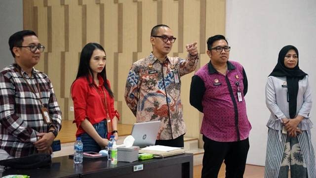 Kepala Kanwil Kemenkumham Sulawesi Utara, Ronald Lumbuun (tengah) saat memantau langsung proses seleksi penyedia tenaga kerja Outsourcing di kantornya.