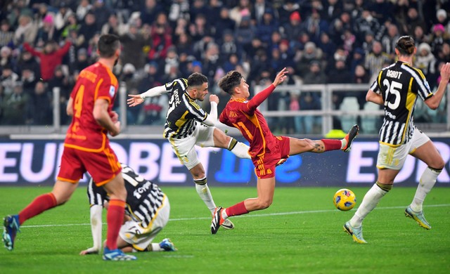 Filip Kostic melepas tendangan saat Juventus vs AS Roma dalam laga lanjutan Liga Italia di Stadion Allianz pada Minggu (31/12) dini hari WIB. Foto: REUTERS/Massimo Pinca