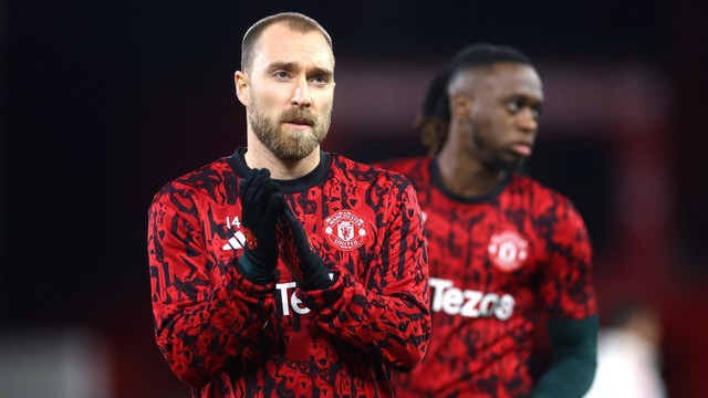 Christian Eriksen dan Aaron Wan-Bissaka sebelum laga Nottingham Forest vs Manchester United dalam lanjutan Liga Inggris di Stadion City Ground pada Minggu (31/12) dini hari WIB. Foto: Action Images via Reuters/Lee Smith