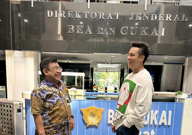 Baim Wong bertemu Komunikasi dan Bimbingan Pengguna Jasa Dirjen Bea Cukai, Nirwala Dwi Heryanto di kantor Ditjen Bea dan Cukai (DJBC) pada Jumat (29/12). Foto: Instagram @baimwong