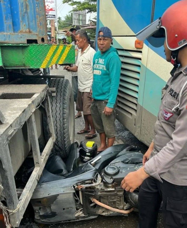 Sepeda motor personel Satlantas Polres Kubu Raya digunakan untuk mengganjal bus DAMRI yang mundur di Jembatan Kapuas 2. Foto: Dok. Hi!Pontianaksatlantas