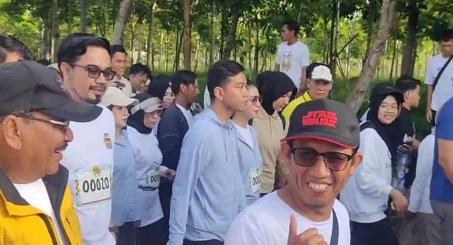 Cawapres nomor urut 02, Gibran Rakabuming Raka jalan sehat bareng masyarakat di Batulicin, Kalimantan Selatan, Minggu (31/12/2023). Foto: Zamachsyari/kumparan