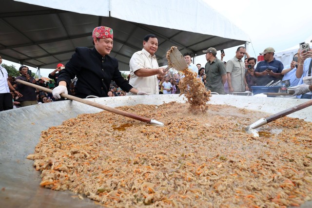 Capres nomor urut 02 Prabowo Subianto menyapa warga Cilincing, Jakarta Utara, Sabtu (30/12/2023). Foto: Dok. Istimewa