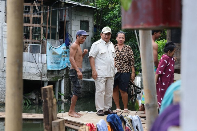 Capres nomor urut 02 Prabowo Subianto menyapa warga Cilincing, Jakarta Utara, Sabtu (30/12/2023). Foto: Dok. Istimewa