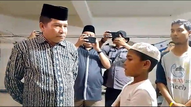 Ketua MPU Aceh saat mengunjungi pengungsi Rohingya di BMA Banda Aceh. 