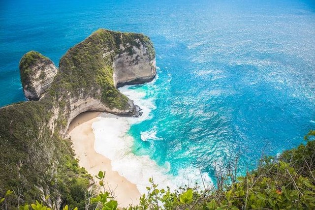 Ilustrasi Wisata di Nusa Penida. Sumber: unsplash.com/ Nattu Adnan