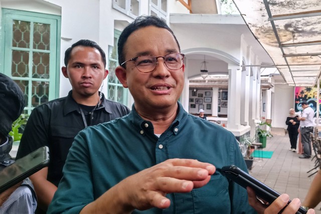 Capres nomor urut 01 Anies Baswedan saat di Legend Coffee ,Yogyakarta, Minggu (31/12/2023). Foto: Arfiansyah Panji Purnandaru/kumparan