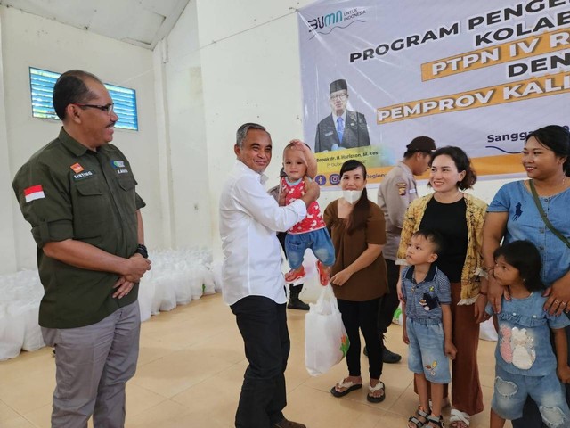 PTPN IV Regional V serahkan bantuan paket stunting kepada warga di Desa Semarangkai, Sanggau, Kalbar. Foto: Dok. PTPN XIII 