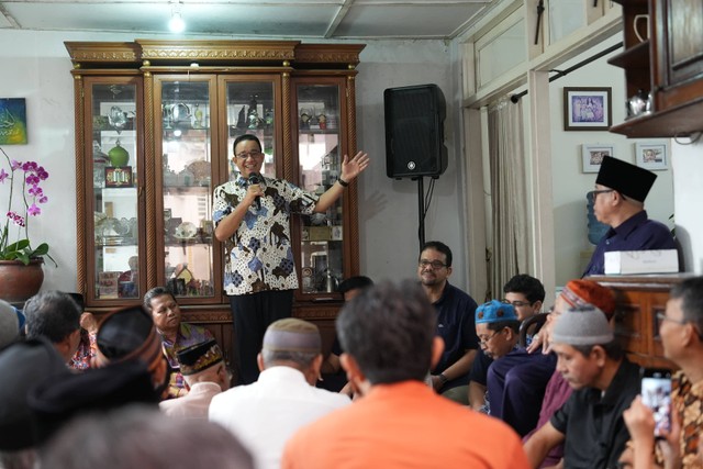 Capres nomor urut 01 Anies Baswedan bersilaturahmi dengan warga kampung Grompol Desa Karangwuni, Sleman, Yogyakarta, tempat dirinya dibesarkan, Minggu (31/12/2023). Foto: Dok. Istimewa