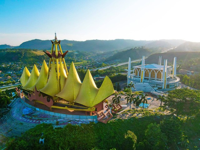 Menara Siger di Kawasan Bakauheni Harbour City Lampung Selatan. | Foto : Dok. ASDP Indonesia