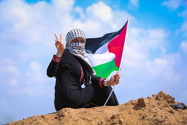 Gadis Palestina memegang bendera. | Foto by: pixabay.com