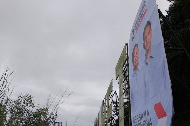 Baliho Prabowo-Gibran di ikon Kota Batam "Welcome To Batam". Foto: Jessica/Antara