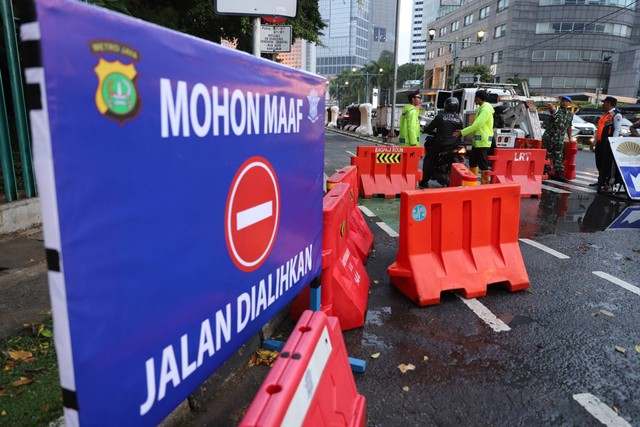 Petugas kepolisian melakukan penjagaan di lokasi perayaan tahun baru di kawasan Bundaran HI, Minggu (31/12/2023). Foto: Iqbal Firdaus/kumparan