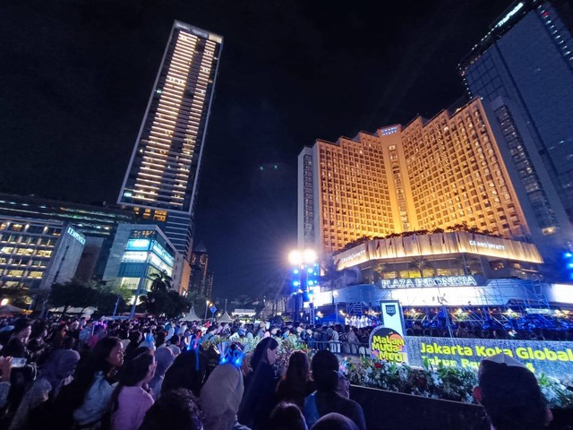 Masyarakat sudah mulai memenuhi Bundaran HI jelang detik-detik pergantian tahun, Minggu (31/12). Foto: Hedi/kumparan