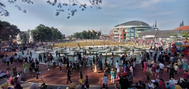 Orang-orang sedang memadati area Lapangan Merdeka, Kota Sukabumi, Jawa Barat, Minggu (31/12/2023). (Foto: Dokumen Pribadi Ahmad Dyandra Rama Putra Bagaskara)