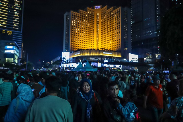 Warga memadati Car Free Night di kawasan Bundaran HI pada Minggu (31/12/2023). Foto: Iqbal Firdaus/kumparan