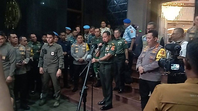 Kapolri Listyo Sigit Prabowo dan Panglima TNI Agus Subiyanto melakukan wawancara usai monitoring keamanan via CCTV di Gedung Promoter Polda Metro Jaya, Jakarta, Minggu (31/12/2023). Foto: Fadlan Nuril Fahmi/kumparan