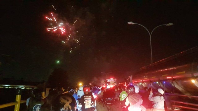 Kembang api yang dinyalakan di sekitar jembatan Janti Jogja di malam tahun baru 2024. Foto: Birgita/Tugu Jogja