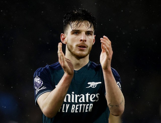 Declan Rice usai laga Fulham vs Arsenal dalam pekan ke-20 Liga Inggris 2023/24 di Stadion Craven Cottage pada Minggu (31/12) malam WIB. Foto: Action Images via Reuters/Peter Cziborra