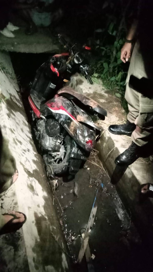 Kondisi motor pelaku klitih di Bantul, Yogya, rusak akibat nyemplung ke got. Foto: Dok. Istimewa
