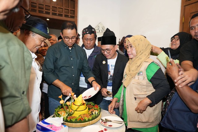 Capres 01 Anies Baswedan meresmikan Posko Pejuang AMIN Yogyakarta di wilayah Kotabaru, pada Minggu (31/12/2023). Foto: Dok. Istimewa