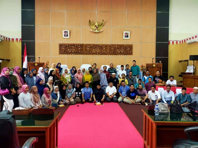 Foto bersama staff sekretariat DPRD Kabupaten Sumbawa