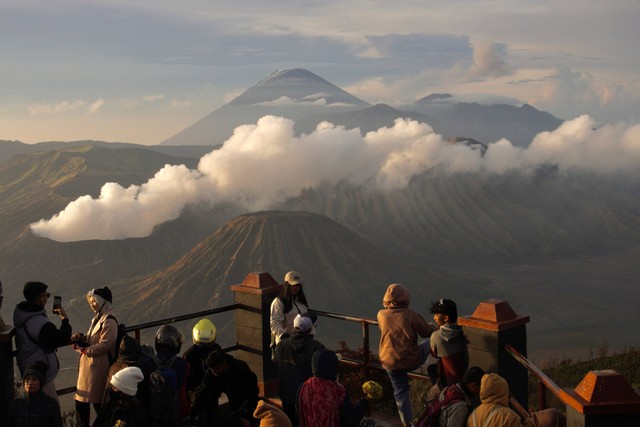 Sejumlah wisatawan melihat suasana Gunung Bromo di Kawasan Taman Nasional Bromo Tengger Semeru (TNBTS), Pasuruan, Jawa Timur, Senin (1/1/2024). Foto: ANTARA FOTO/Irfan Sumanjaya