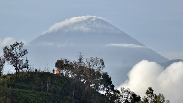 Sejumlah wisatawan melihat suasana Gunung Bromo di Kawasan Taman Nasional Bromo Tengger Semeru (TNBTS), Pasuruan, Jawa Timur, Senin (1/1/2024). Foto: ANTARA FOTO/Irfan Sumanjaya