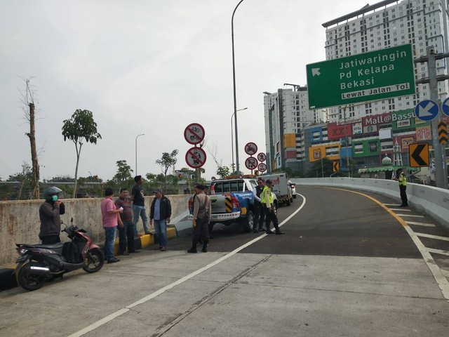 Kondisi Jalan Basura Jatinegara, Jakarta Timur, pasca tawuran petasan, Senin (1/1). Foto: Dok. Polsek Jatinegara