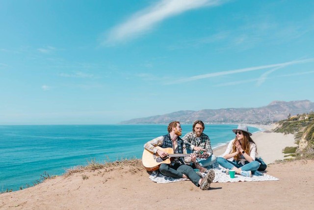 Ilustrasi lagu yang cocok untuk pantai - Sumber: pexels.com/@rdne/