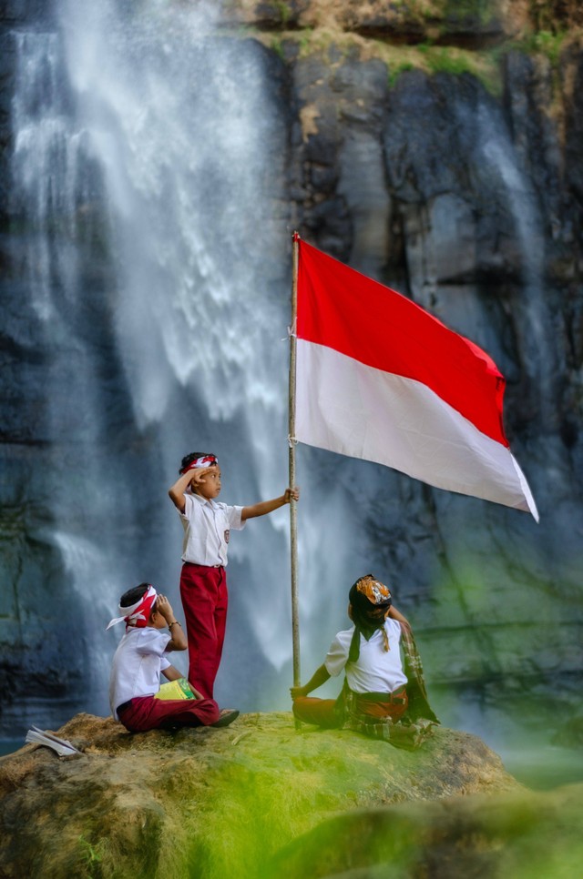 generasi muda yang mencintai bendera indonesia. foto: pexels.com