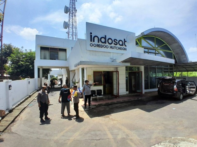 Gedung pemancar sinyal Indosat Ooredo Hutchison Semarang di Banyumanik, Kota Semarang, yang terbakar di ruang baterai. Foto: Dok. Istimewa
