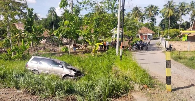 Mobil yang dikendarai dokter terpental lima meter setelah ditabrak KA batu bara, Foto : Istimewa