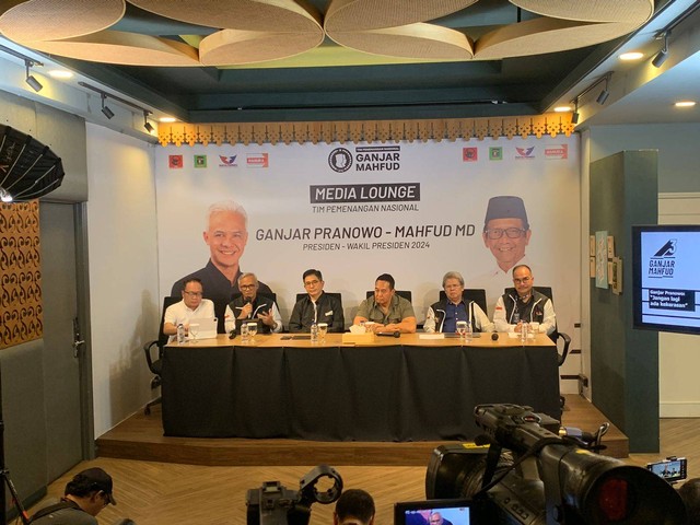 Konferensi pers TPN Ganjar-Mahfud terkait respon atas kasus penganiayaan relawan Ganjar di Jawa Tengah di Cemara 19, Jakarta, Senin (1/1/2023). Foto: Luthfi Humam/kumparan