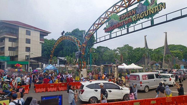 Situasi pintu masuk Taman Margasatwa Ragunan (TMR), Senin (1/1/2024). Foto: Hedi/kumparan