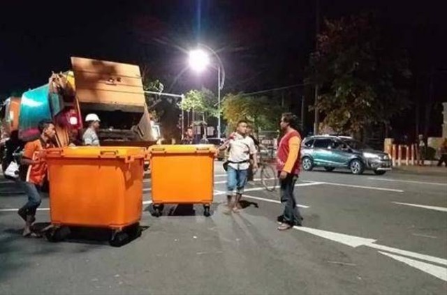 Petugas DLH Kota Surabaya saat membersihkan sampah sisa perayaan malam tahun baru.