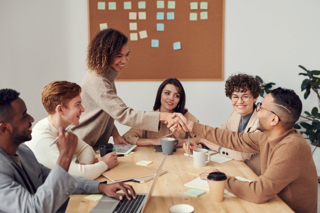 Foto: https://www.pexels.com/photo/colleagues-shaking-each-other-s-hands-3184291/