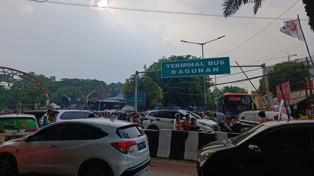 kemacetan di Ragunan saat wisatawan membubarkan diri. Foto: Hedi/kumparan