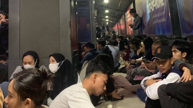 suasana stasiun sudirman setelah perayaan tahun baru, warga tidak bisa pulang ( sumber gambar : Dokumen pribadi )