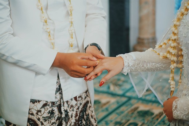 15 Ucapan Anniversary Pernikahan untuk Istri Singkat. Foto: Pexels/Danu Hidayatur Rahman.