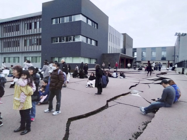 Retakan jalan akibat gempa terlihat di Wajima, prefektur Ishikawa, Jepang pada Senin (1/1/2024). Foto: Kyodo via Reuters