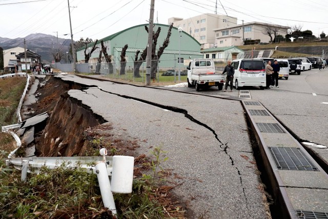 Kondisi jalan di kota Wajima, prefektur Ishikawa usai gempa 1 Januari 2024 di Jepang. Foto: Yusuke Fukuhara/ Yomiuri Shimbun / AFP