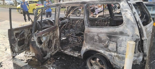Satu Unit Mobil Terbakar di Jalan Sultan Agung Dekat Transmart, Bandar Lampung, Senin (1/1). | Foto: Dok Dinas Damkarmat kota Bandar Lampung